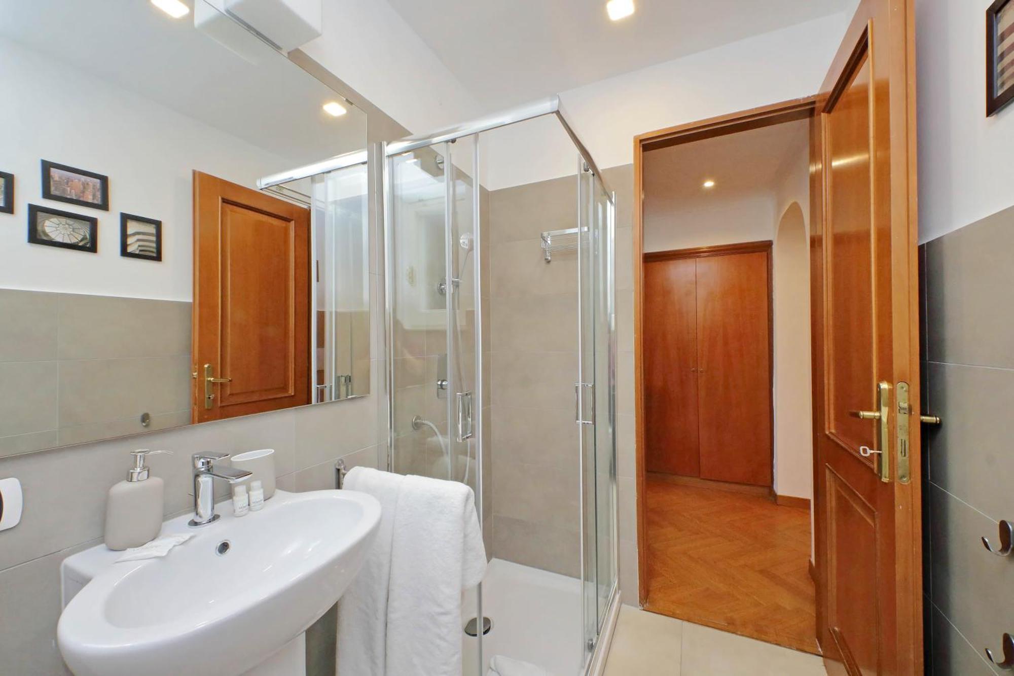 Ych-Comfortable 2 Bedrooms Flat Near Colosseum ローマ エクステリア 写真